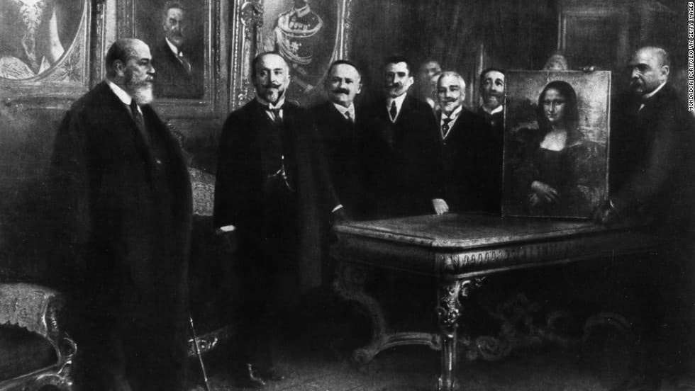 Officials with the recovered Mona Lisa, 1913
